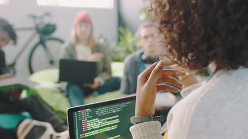 Jovens em uma startup de tecnologia, trabalho em equipe em reuniões de negócios e brainstorming de web design