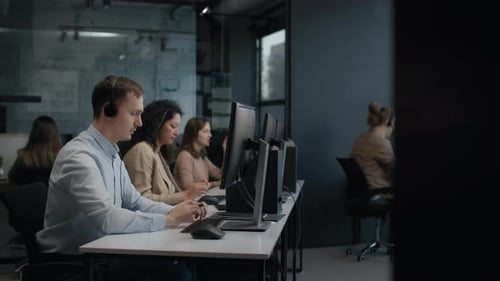 Call Center und hilfreicher Kundenservice rund um die Uhr. Verwenden Sie den Desktop-PC am Computer