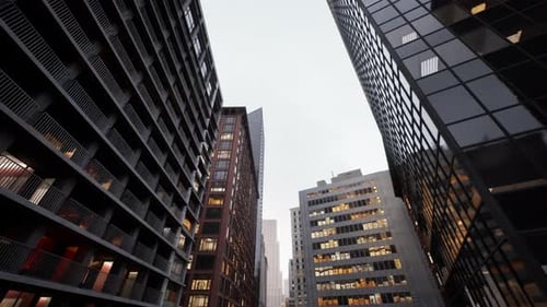 Vista fotográfica que enfatiza los edificios altos de vidrio entre las áreas activas de la ciudad