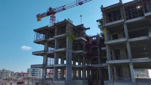 Vídeo aéreo del marco del edificio con refuerzo expuesto