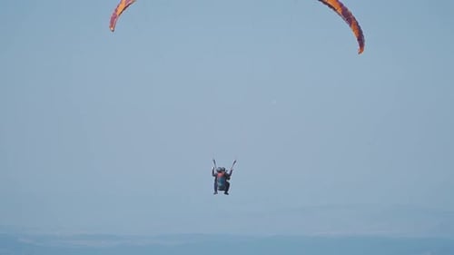 Drei Gleitschirme, die anmutig im offenen Himmel gleiten