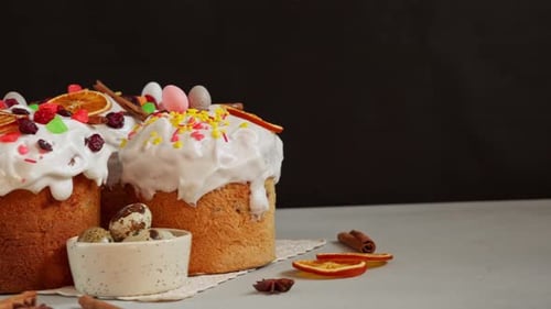 Nahaufnahme traditioneller Osterkuchen, dekoriert mit getrockneten Früchten auf grauem Hintergrund. Leerzeichen kopieren