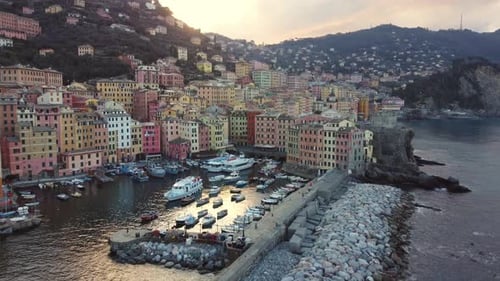 Costa de Camogli, Liguria, en Italia con mar cristalino en invierno al amanecer y vista aérea