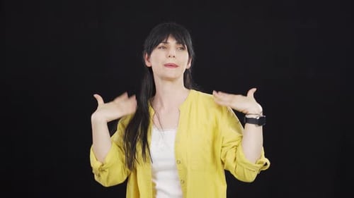 La température élevée de l'air étouffe la femme.