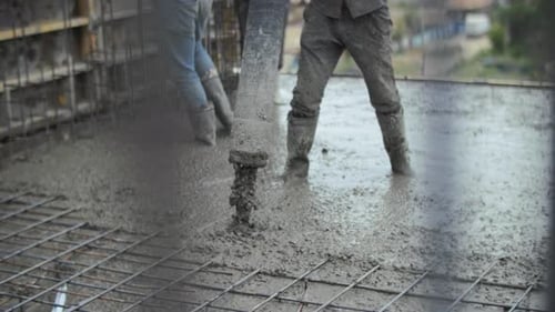 Arbeiter gießen Beton auf einer Baustelle