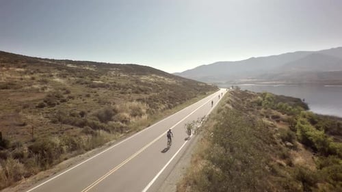 Carrera de bicicletas junto a grandes montañas y ríos
