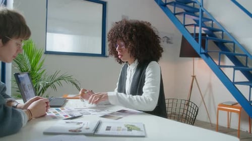 Dos diseñadoras de interiores trabajando juntas en la oficina