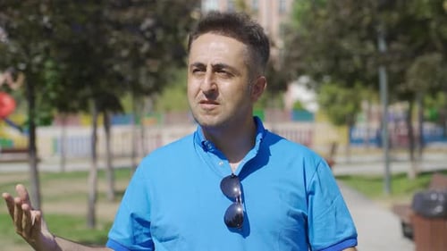 L'homme est en train de suffoquer à cause du soleil et de la chaleur qu'il fait dehors.