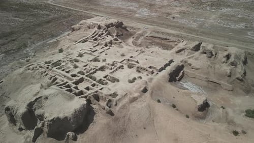 La forteresse de TopRakkala capturée dans une large perspective aérienne du désert