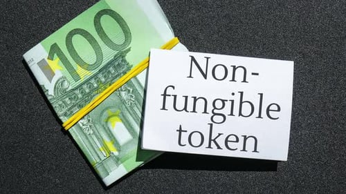 Zoom avant et arrière sur le texte du jeton NFT non fongible