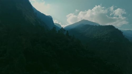 Majestätischer Drohnenblick auf die Naturlandschaft mit Flüssen und Wäldern.