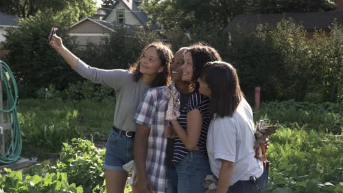 Von einer Familie, die ein Selfie im Gemeinschaftsgarten macht