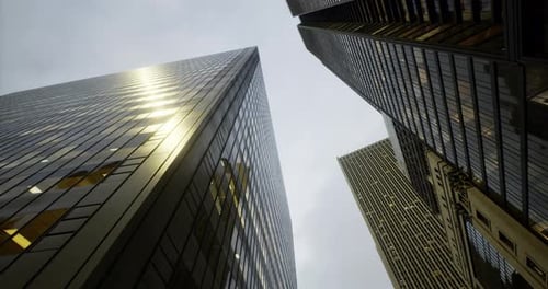 Los edificios altos reflejan la luz bajo un cielo nublado en un entorno urbano