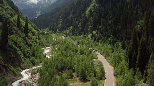 Vue aérienne survolant la vallée de Green Mountain avec voyage panoramique sur la rivière et la forêt