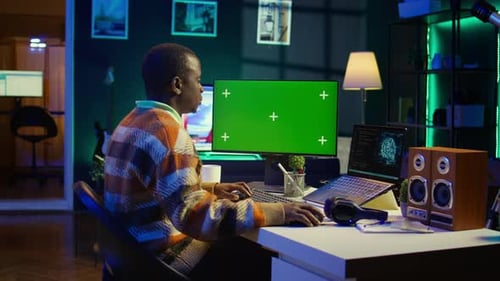 Schwarze Person programmiert neuronalen Netzwerkcode mit einem Greenscreen
