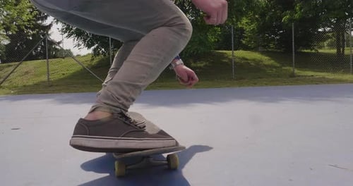 Un garçon pratique le skateboard dans le skate park et réalise des figures professionnelles. Concept de : patin