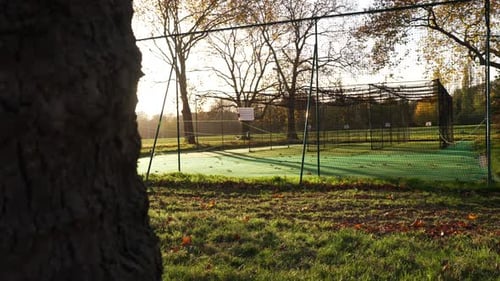 Una red de bateo de críquet vacía en un parque del Reino Unido al atardecer de un día de otoño, pintoresco escenario deportivo w
