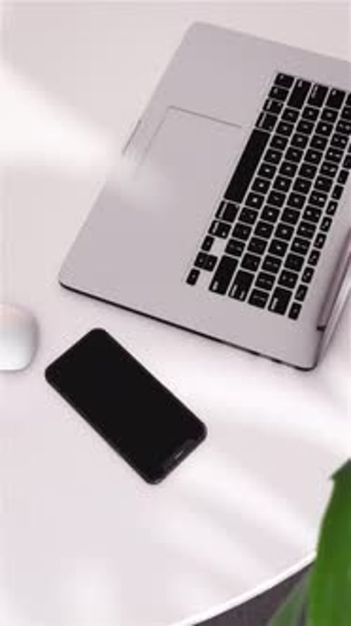 Minimalistischer Zen Office-Laptop Shot 7