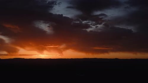Spektakulärer Sonnenaufgang mit Wolken, Zoom In Timelapse