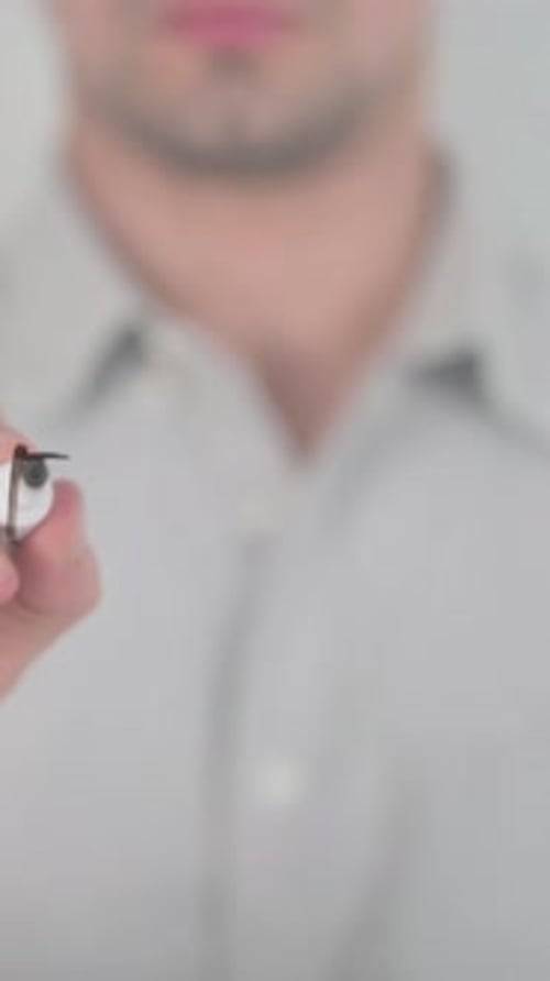 Prognose, mit der Hand auf dem Bildschirm schreiben, vertikales Video