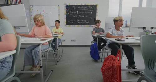 Grundschüler arbeiten an kreativen Projekten am Computer und lernen Programmieren