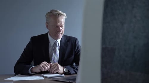 Vidéoconférence pour homme d'affaires et ordinateur portable dans la salle de conférence pour adultes