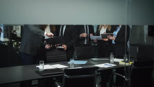 Geschäftsleute, die bei Treffen mit Papieren arbeiten