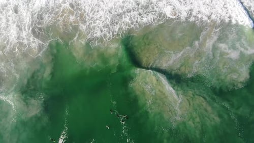 visão geral 4K 29,97 fps em prores Imagens de Drone de bodyboarders e surfistas na água, mar com ondas ou