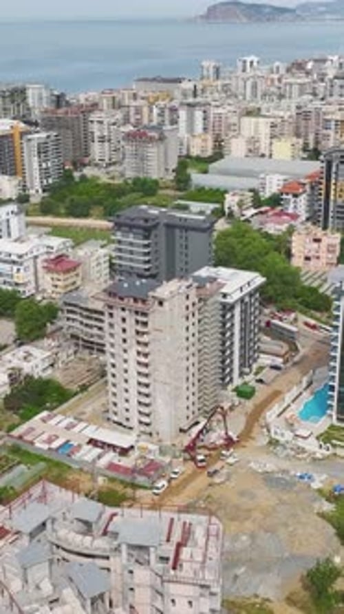 Vídeo vertical: Active Construction Zone captura el acristalamiento de balcones, obras y cimientos
