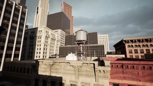 Paisaje urbano al anochecer con los techos de los edificios de gran altura a la vista