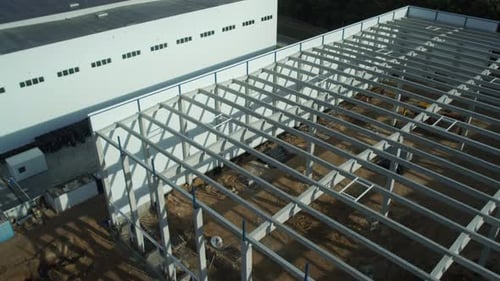 El progreso continuo de la construcción de una instalación industrial contemporánea es notable