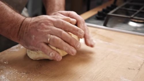 Männliche Hände kneten Teig Backzubereitung Nahaufnahme Gebäck Mann knetet Hefeteig für Pizza