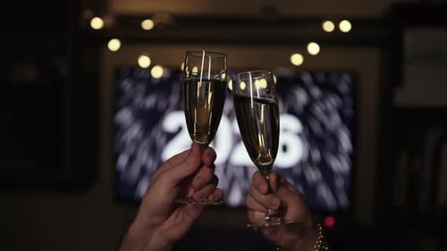 Duas taças de champanhe Clink Near Blurred Inscription 2026