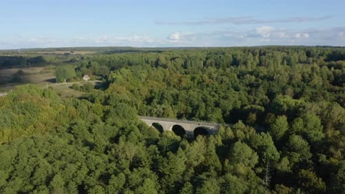 Luftbild: das alte preußische Viadukt im Wald von Rominta