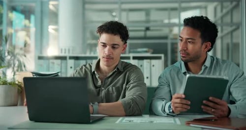 Oficina, empleados y hombres con tecnología, debate o programador con computadora portátil para actualizar el software