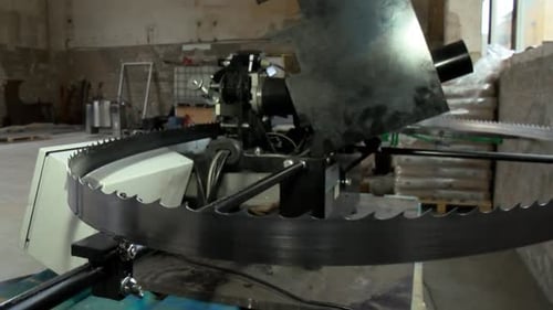 The band saw sharpens automatically. Sharpening of a band saw