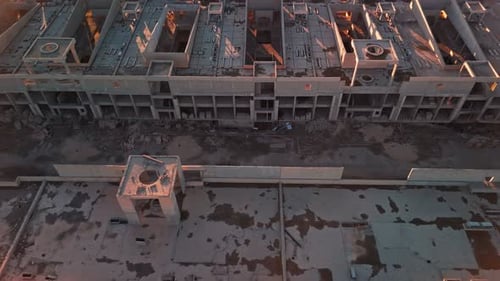 Kuwait Vista aérea desde arriba de una construcción abandonada y edificios de hormigón sin terminar bajo una luz dorada