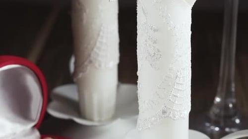 Champagner und zwei weiße Hochzeitskerzen mit Eheringen, Diaaufnahme, Nahaufnahme.