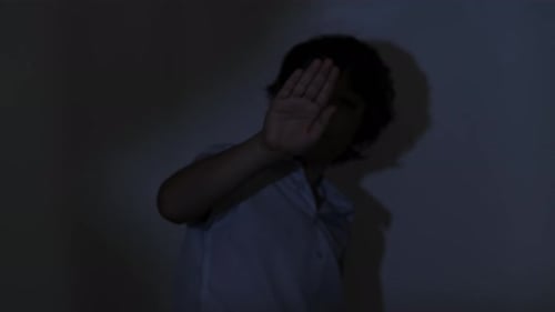 Kid Showing Stop Gesture est une déclaration puissante sur l'espace personnel pertinente pour le matériel éducatif sur