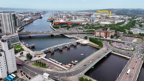 Drohnenaufnahme der Stadtstruktur und der Wahrzeichen von Belfast in Nordirland, Großbritannien