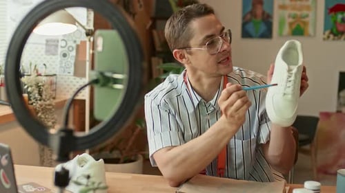 Vídeo de grabación de un alegre diseñador masculino