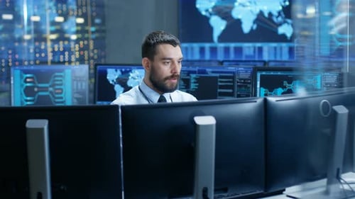 En el Centro de Control del Sistema, el operador técnico monitorea las pantallas de su estación de trabajo. Él es Surround