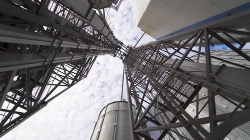 Installation de traitement des céréales. Silos d'usine industriels pour la production alimentaire