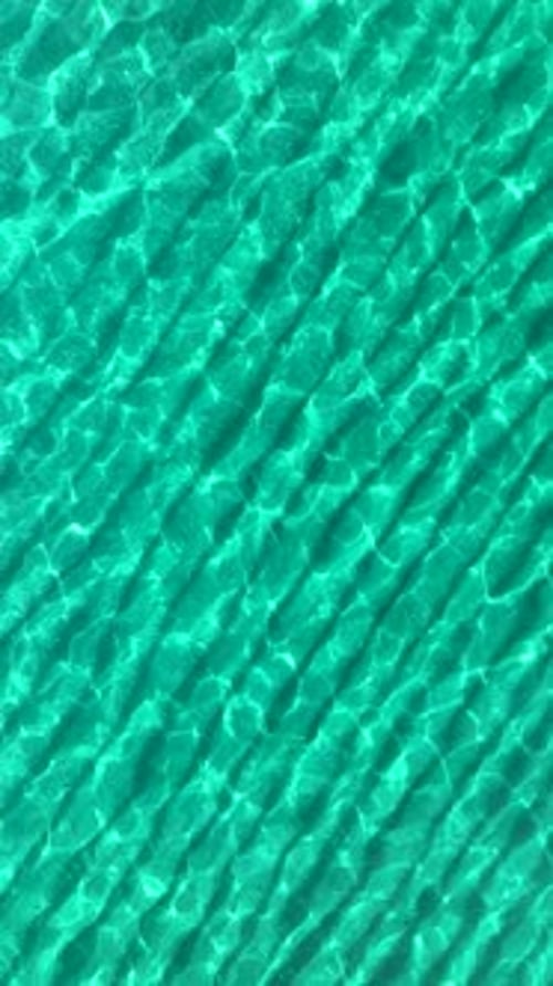 Texture vidéo verticale de la mer et d'une belle couleur de jour