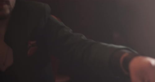 Mann spielt Schachspiel im dunklen Raum zu Hause