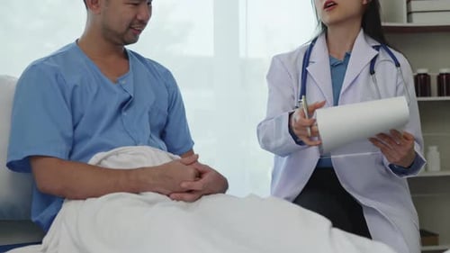 Der Arzt führt ein Interview mit der Anamnese und den Symptomen des Patienten und erklärt dem Patienten die Behandlungsmethode.