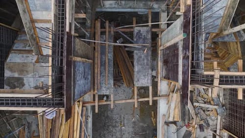 Vista aérea: trabajadores de la construcción preparan el piso para futuros trabajos en el sitio