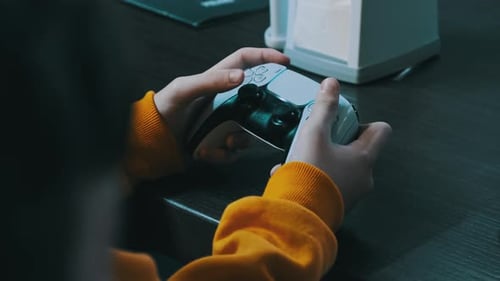 Junge benutzt Videospielcontroller Gamer benutzt Joystick für Konsolenspiel