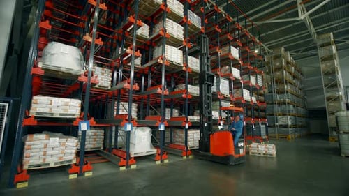 Working with the readiness of goods where the workers put the parcels on the shelves