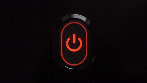 Gros plan d'un bouton d'alimentation rouge clignotant